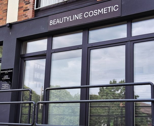 Schaufenster des Geschäfts "Beautylines Cosmetic" mit einer modernen Fassade.